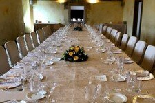 02 Castello-degli-angeli_evento-privato_allestimento_sala-affreschi_tavola-reale.jpg