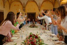 festa di famiglia Castello degli Angeli sala affreschi.jpg